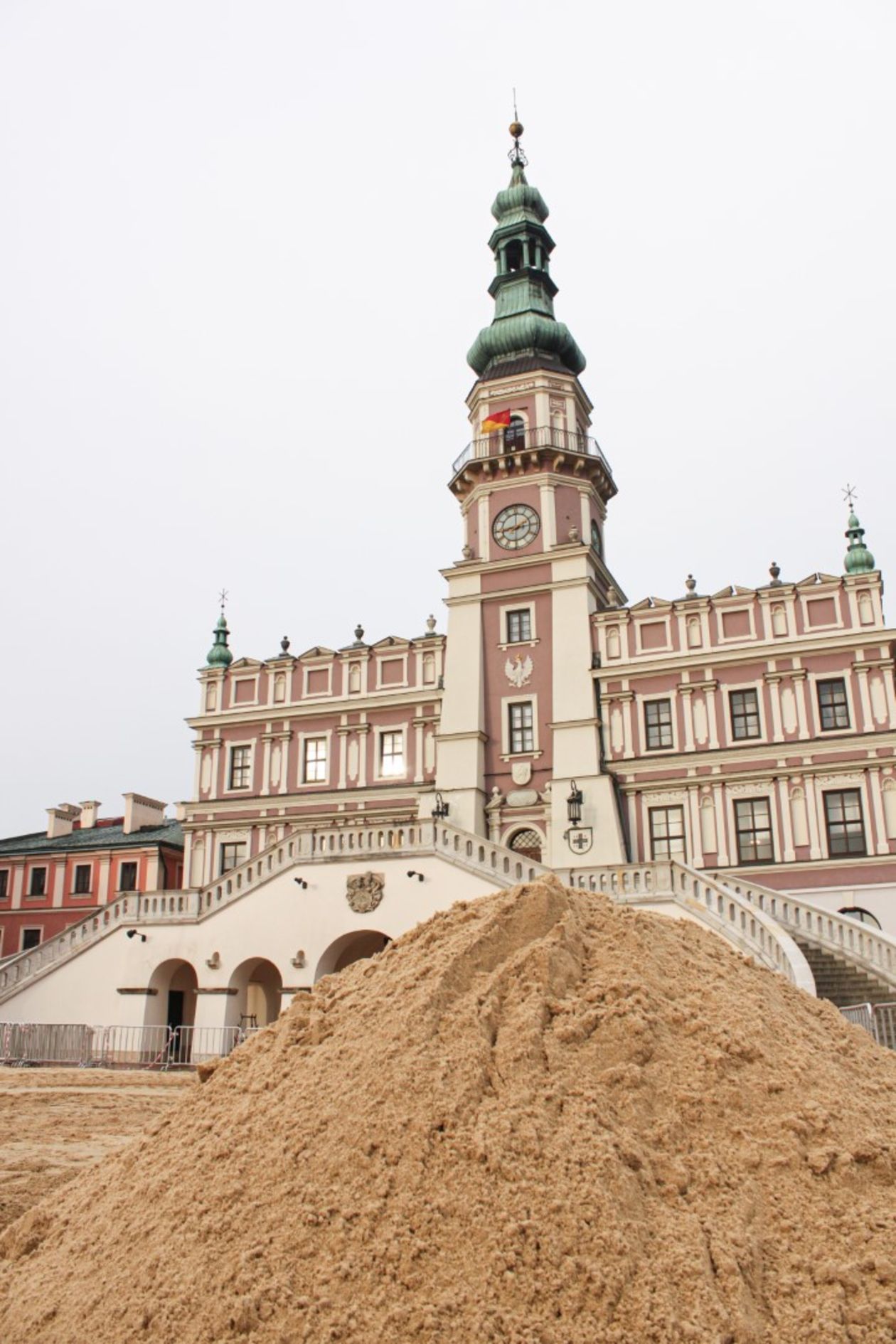  Ruszyły prace przy budowie lodowiska na rynku w Zamościu (zdjęcie 1) - Autor: Kazimierz Chmiel