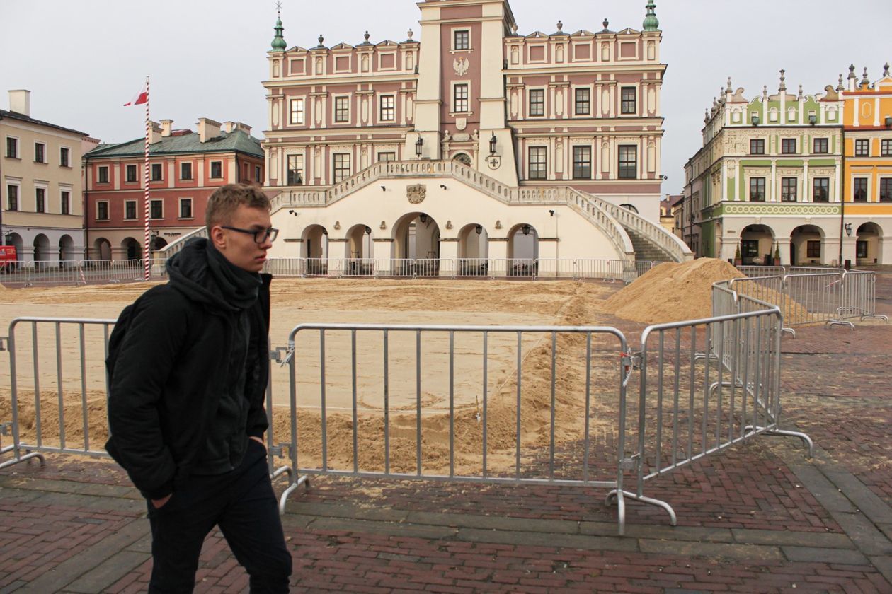  Ruszyły prace przy budowie lodowiska na rynku w Zamościu (zdjęcie 1) - Autor: Kazimierz Chmiel