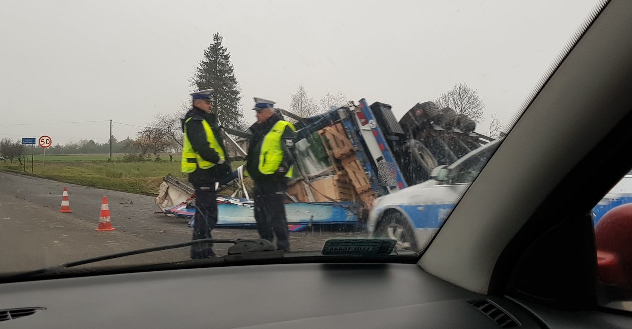  Wypadek na DK12. Ciężarówka wypadła z drogi (zdjęcie 1) - Autor: czytelnik Bartek