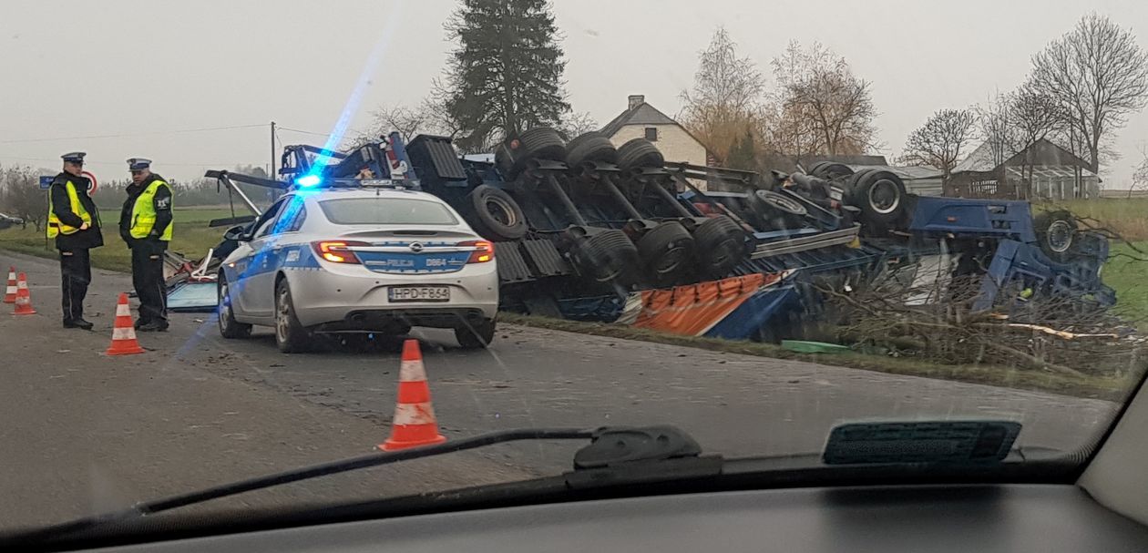  Wypadek na DK12. Ciężarówka wypadła z drogi (zdjęcie 1) - Autor: czytelnik Bartek