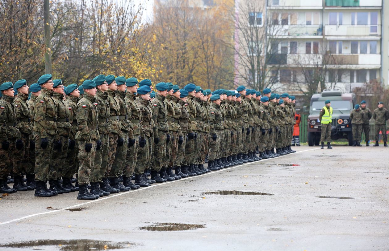  Ślubowanie uczniów klas pierwszych XIV LO w Lublinie (zdjęcie 1) - Autor: Piotr Michalski