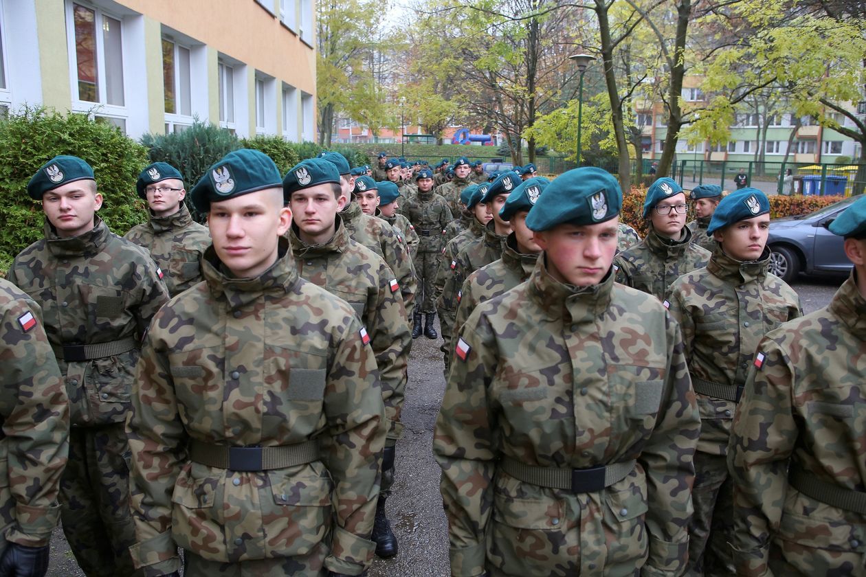  Ślubowanie uczniów klas pierwszych XIV LO w Lublinie (zdjęcie 1) - Autor: Piotr Michalski