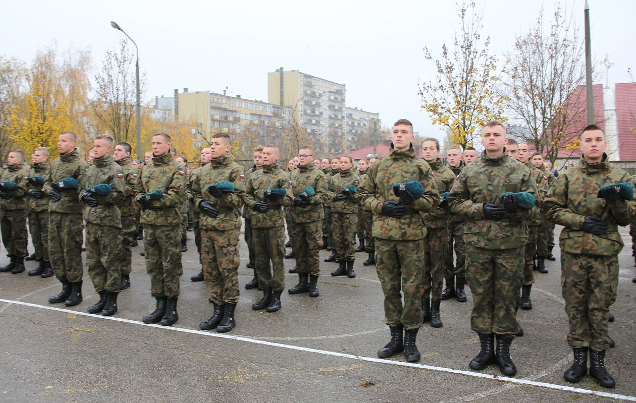  Ślubowanie uczniów klas pierwszych XIV LO w Lublinie (zdjęcie 1) - Autor: Piotr Michalski