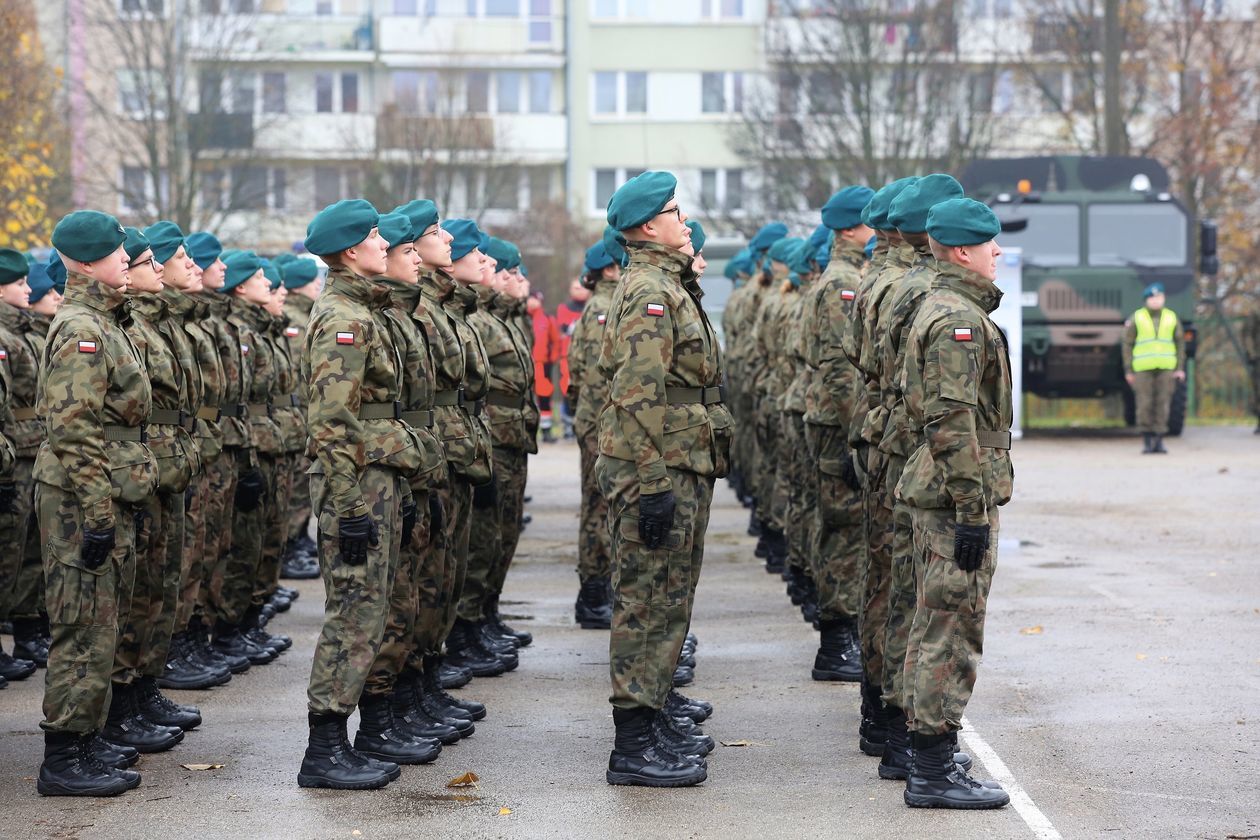  Ślubowanie uczniów klas pierwszych XIV LO w Lublinie (zdjęcie 1) - Autor: Piotr Michalski