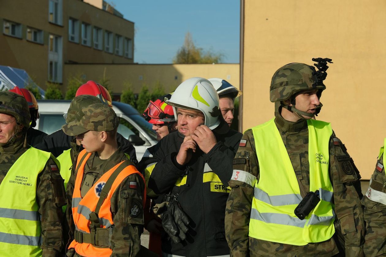  Ćwiczenia terytorialsów i służb ratowniczych w XIV LO (zdjęcie 1) - Autor: Maciej Kaczanowski