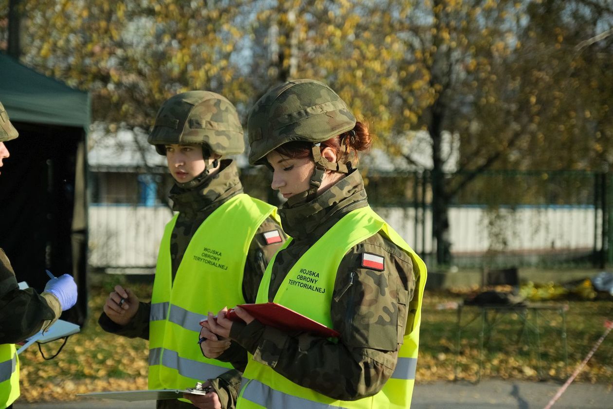  Ćwiczenia terytorialsów i służb ratowniczych w XIV LO (zdjęcie 1) - Autor: Maciej Kaczanowski