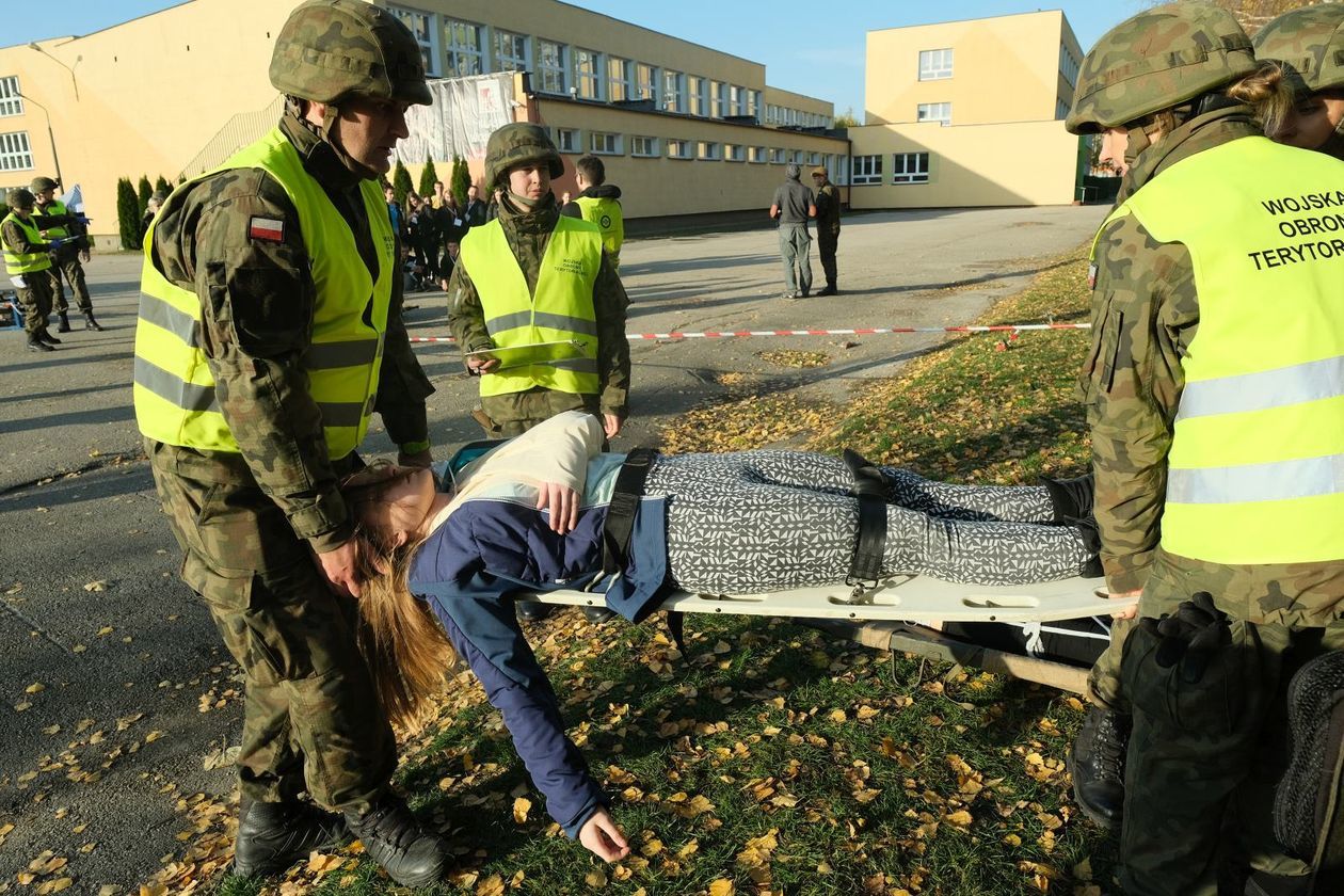  Ćwiczenia terytorialsów i służb ratowniczych w XIV LO (zdjęcie 1) - Autor: Maciej Kaczanowski