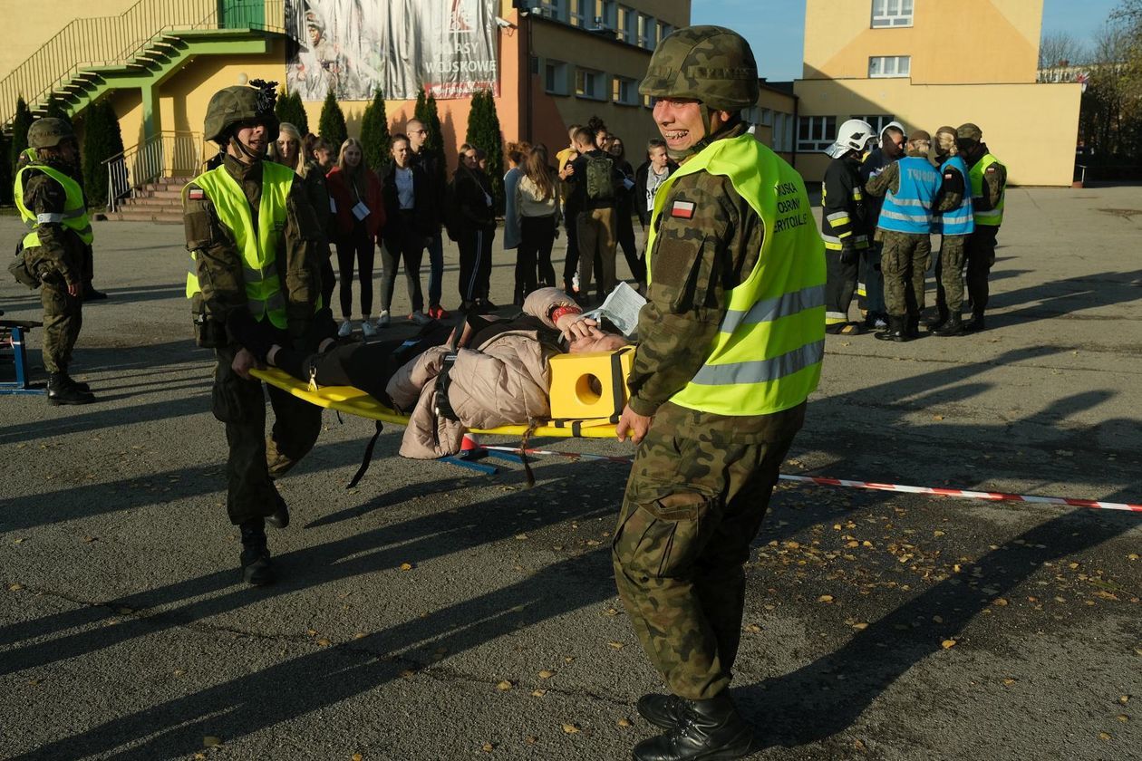  Ćwiczenia terytorialsów i służb ratowniczych w XIV LO (zdjęcie 1) - Autor: Maciej Kaczanowski