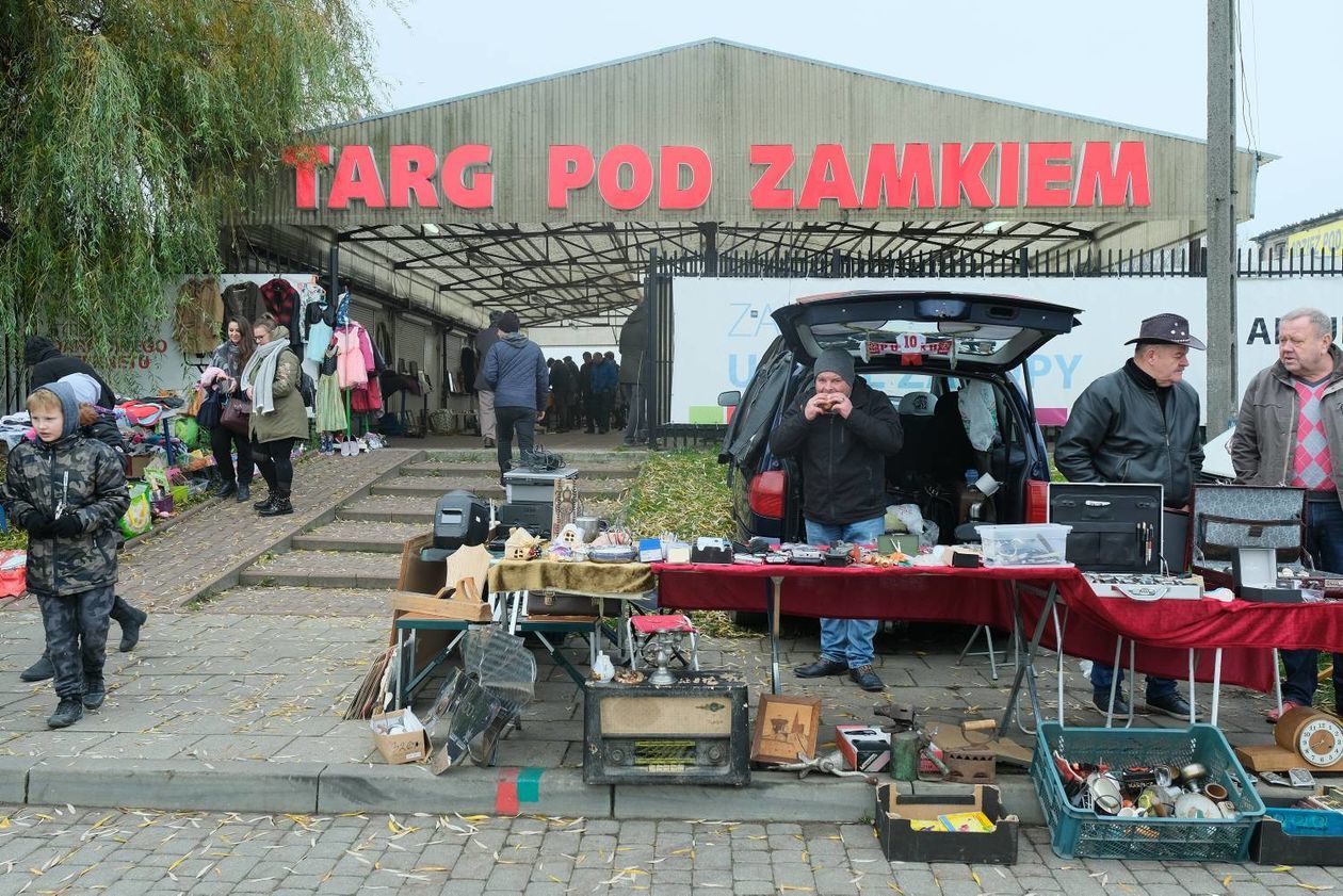  Wyprzedaż garażowa na Targu pod Zamkiem (zdjęcie 1) - Autor: Maciej Kaczanowski