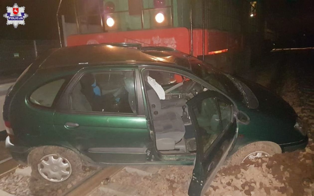 Wypadek na przejeździe kolejowym w miejscowości Stara Wieś - Autor: Policja