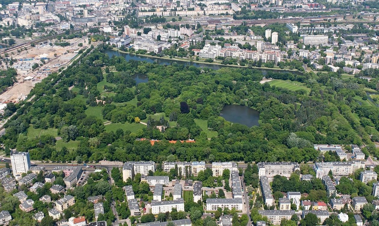  <p>Park Skaryszewski to najbogatszy przyrodniczo park w centrum Warszawy. Badania, kt&oacute;re prowadziło ok. 40 przyrodnik&oacute;w, wykazały obecność około tysiąca gatunk&oacute;w &bdquo;dzikiego życia&rdquo;, kt&oacute;rego duża część dla nas jest dla praktycznie niewidoczna: kryje się w glebie, wodach, w drewnie i innych roślinnych strukturach</p>
<p>FOT. Adam Kliczek</p>
<p>/zatrzymajczas.pl</p>
<p>&nbsp;</p>