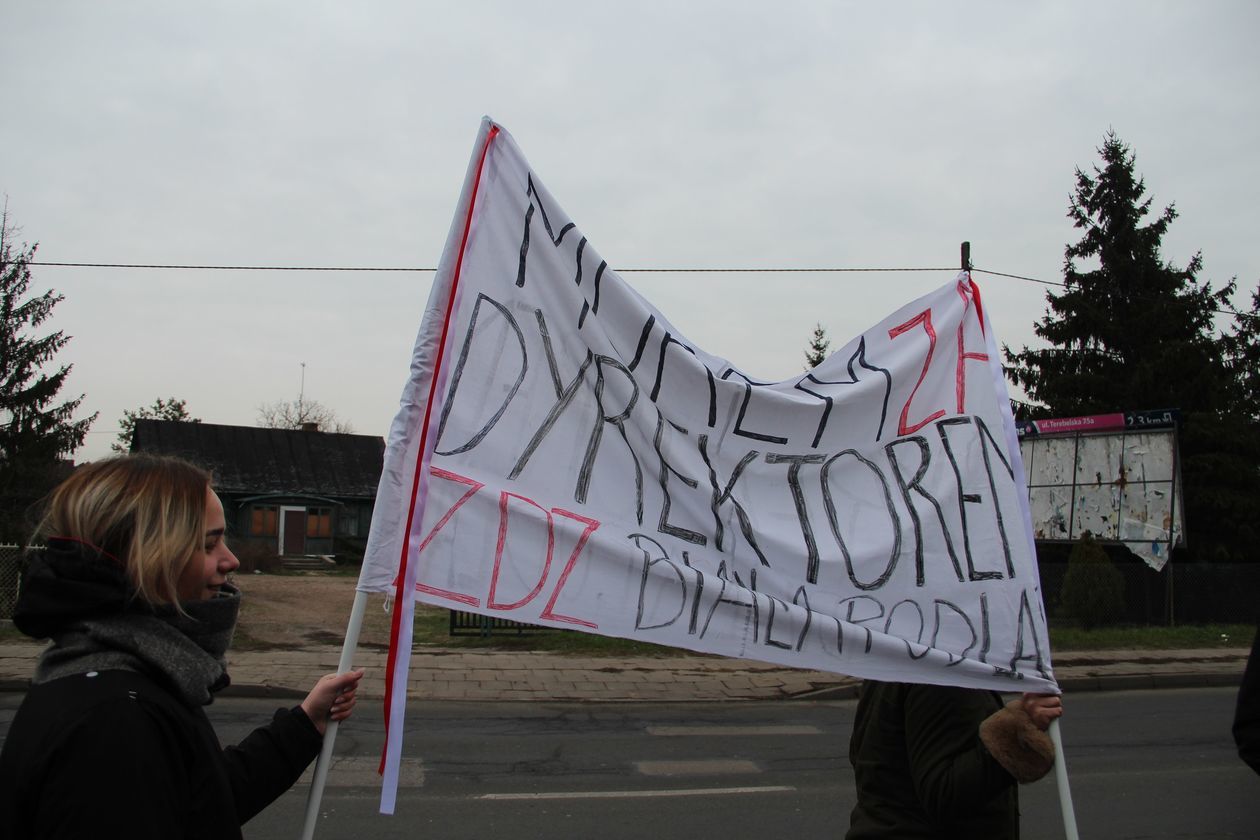  Protest uczniów ZDZ  w Białej Podlaskiej (zdjęcie 1) - Autor: Ewelina Burda