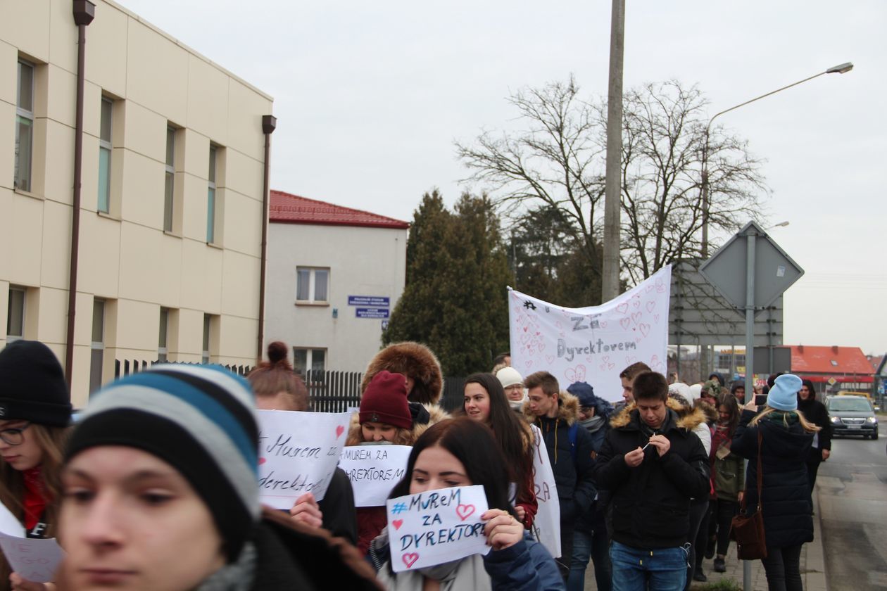  Protest uczniów ZDZ  w Białej Podlaskiej (zdjęcie 1) - Autor: Ewelina Burda