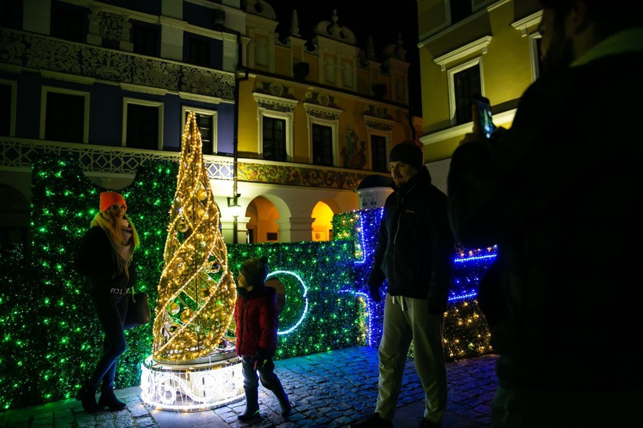  Zamość jak z bajki. Rynek Wielki już oświetlony na święta (zdjęcie 1) - Autor: Kazimierz Chmiel