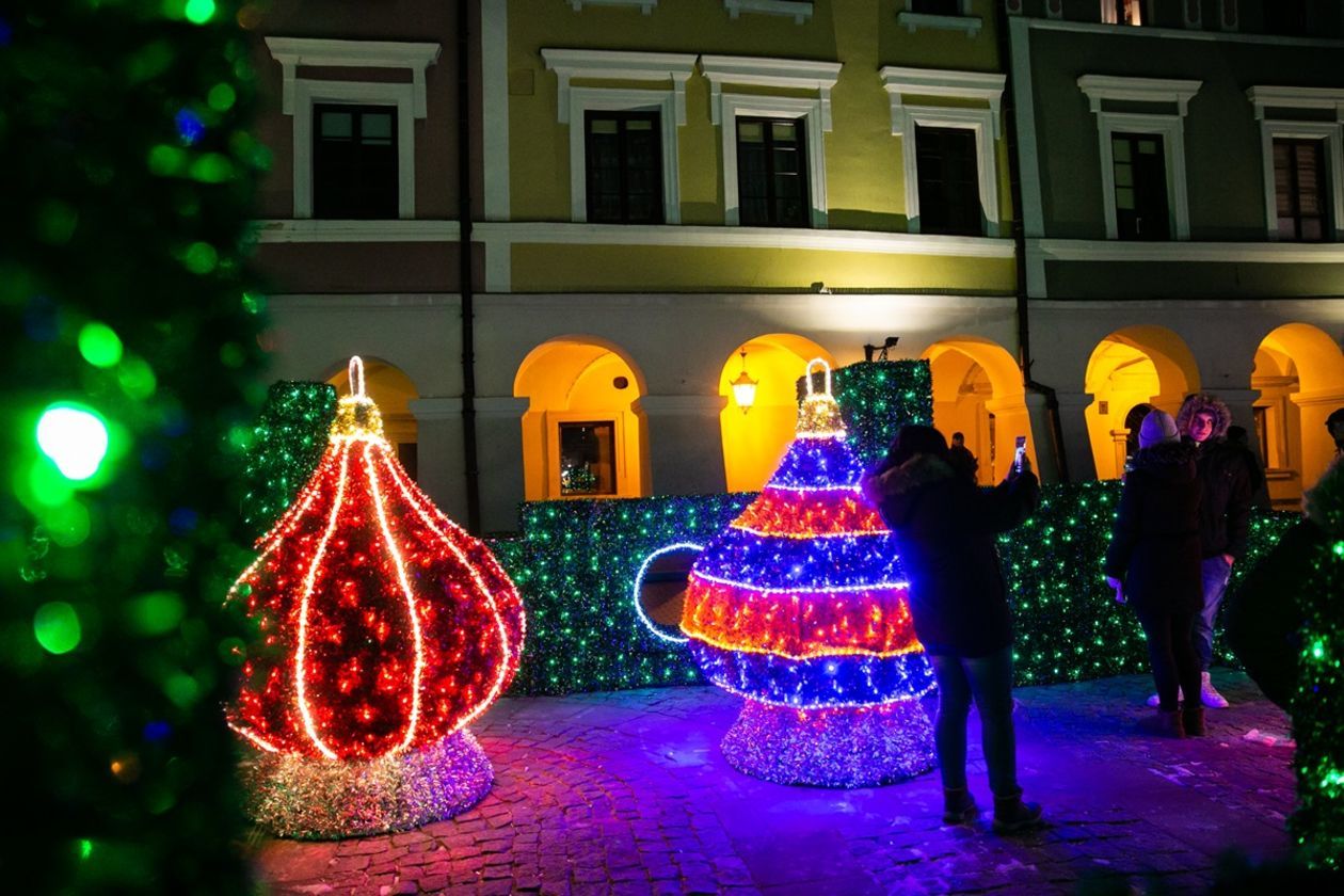  Zamość jak z bajki. Rynek Wielki już oświetlony na święta (zdjęcie 1) - Autor: Kazimierz Chmiel