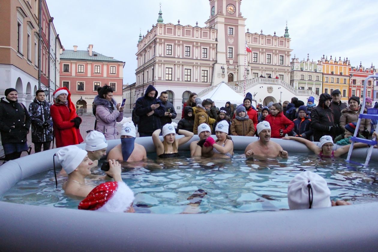  Morsowanie i oświadczyny na Rynku Wielkim w Zamościu (zdjęcie 1) - Autor: Kazimierz Chmiel