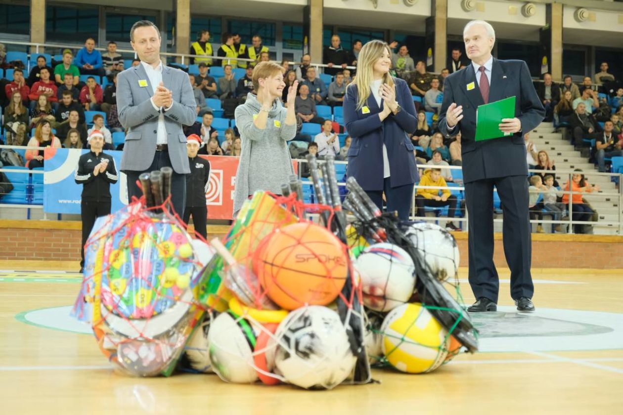  W lubelskiej hali MOSiR został rozegrany Mecz Słodkich Serc (zdjęcie 1) - Autor: Maciej Kaczanowski