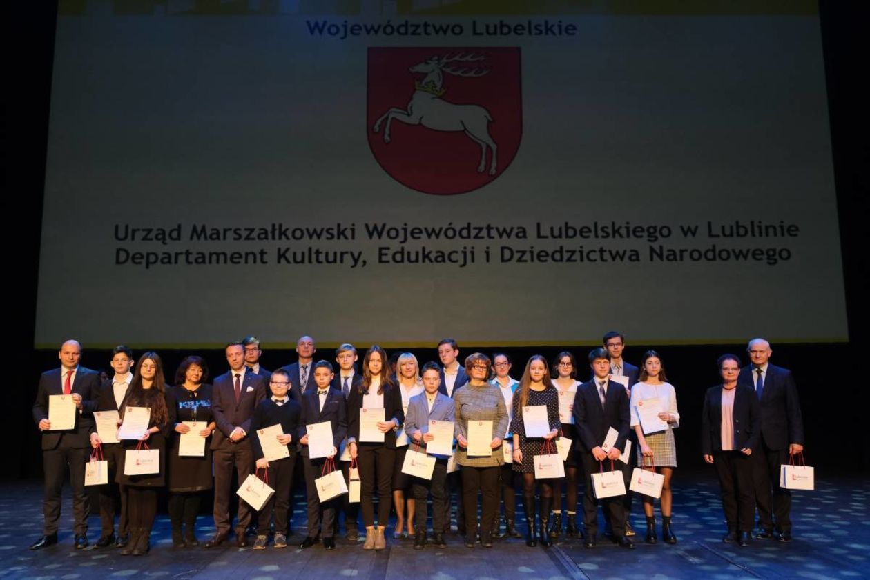  Gala wręczenia stypendiów marszałka dla uzdolnionych młodych osób (zdjęcie 1) - Autor: Maciej Kaczanowski