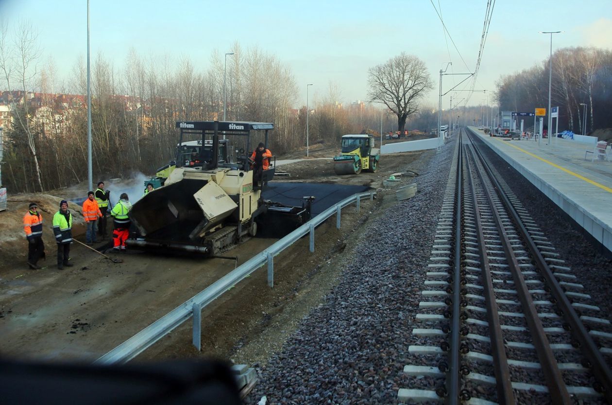 <p>W środę&nbsp;zaczęło się układanie asfaltu na błotnistej dotąd drodze do nowego przystanku Lublin Zachodni, chociaż jezdnia miała być gotowa do 15 października</p>
