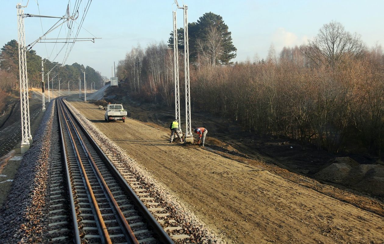  Przygotowania do wznowienia ruchu pociągów między Lublinem a Puławami (zdjęcie 1) - Autor: Piotr Michalski