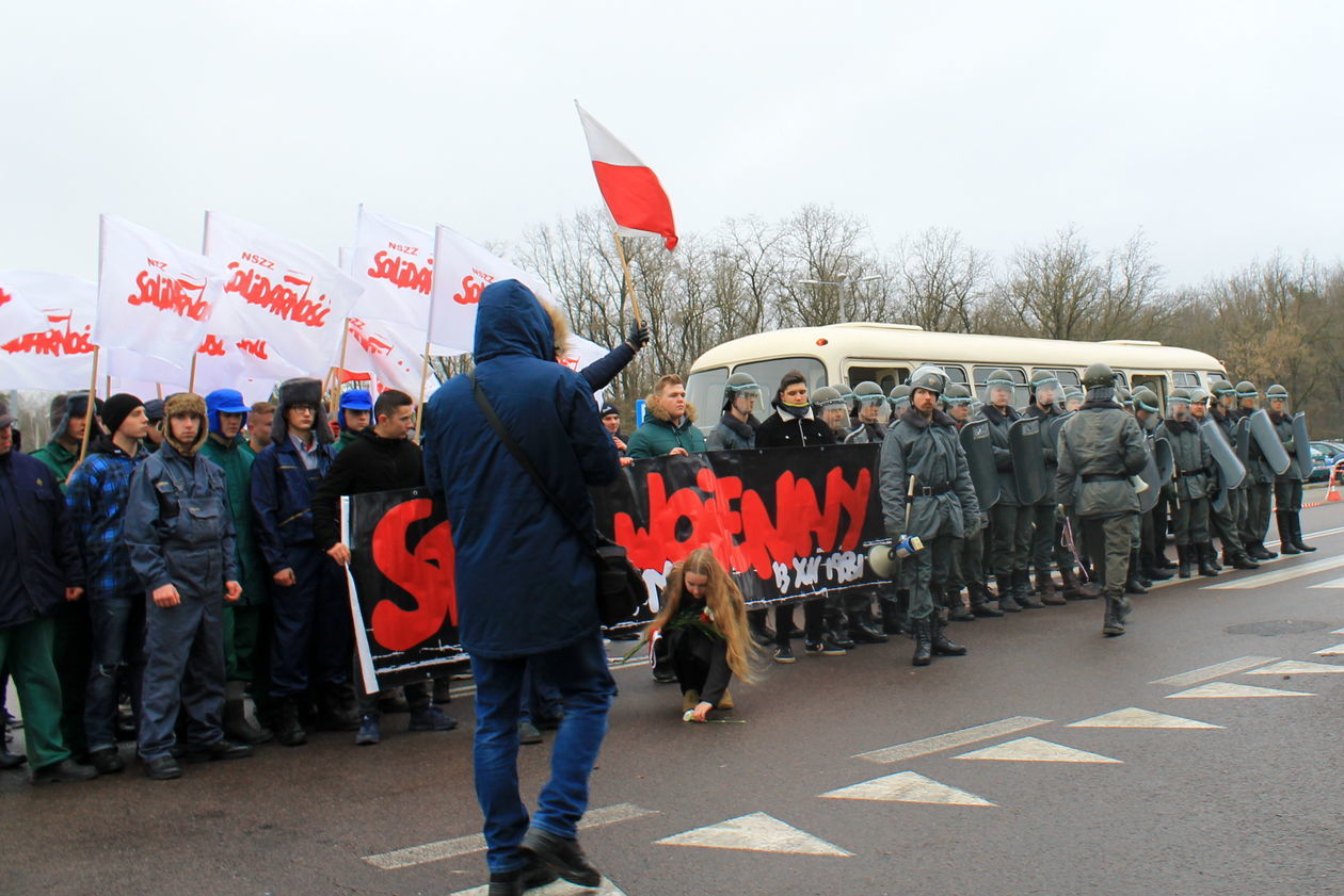  Rocznica wprowadzenia stanu wojennego. Rekonstrukcja w Puławach (zdjęcie 1) - Autor: Radosław Szczęch