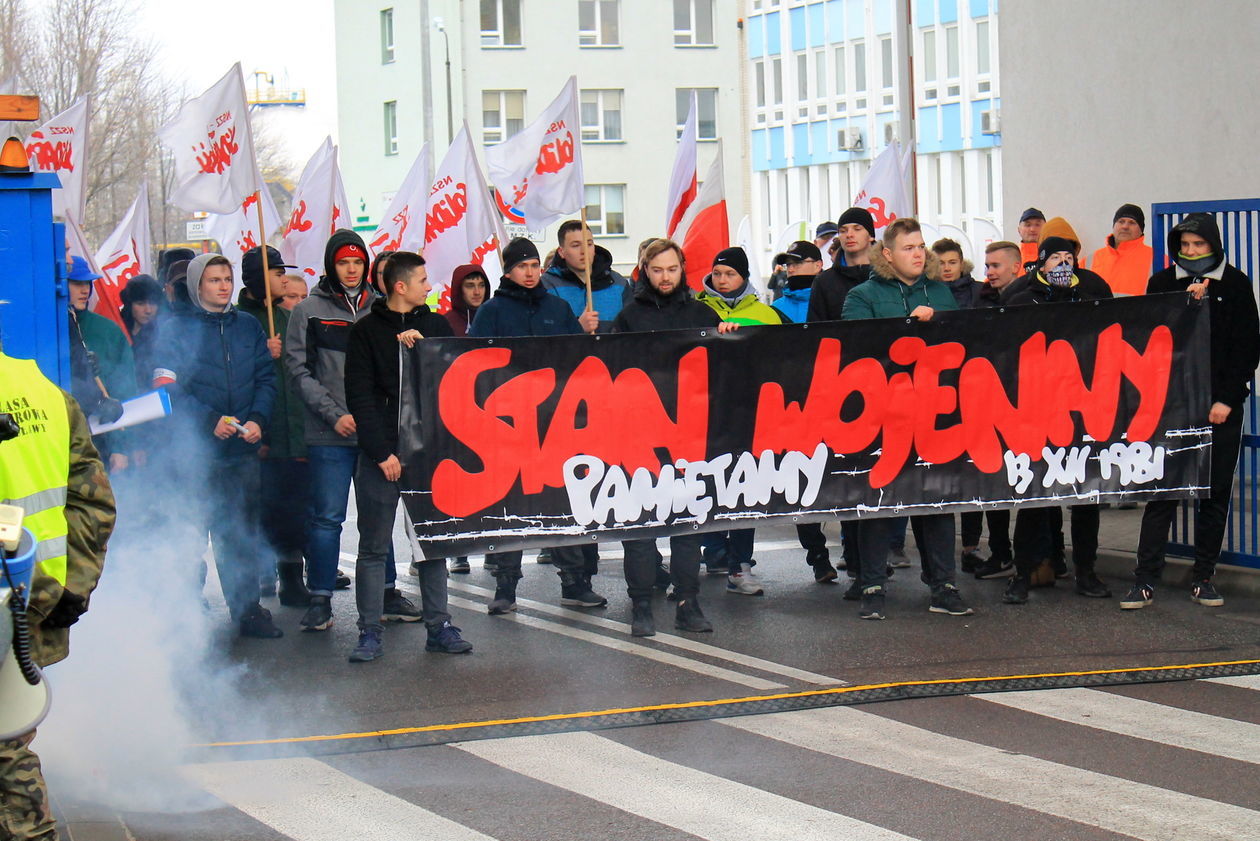  Rocznica wprowadzenia stanu wojennego. Rekonstrukcja w Puławach (zdjęcie 1) - Autor: Radosław Szczęch