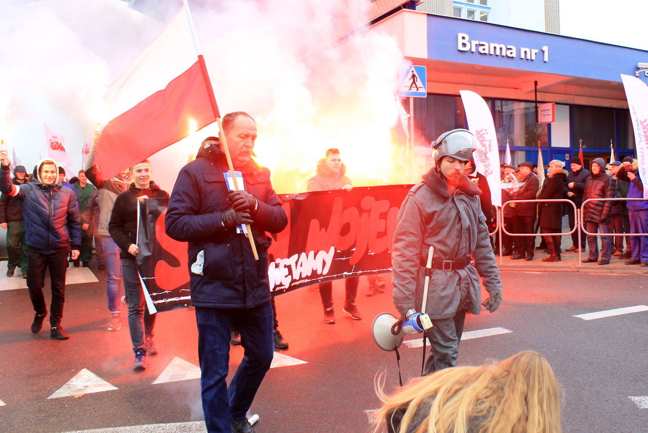  Rocznica wprowadzenia stanu wojennego. Rekonstrukcja w Puławach (zdjęcie 1) - Autor: Radosław Szczęch