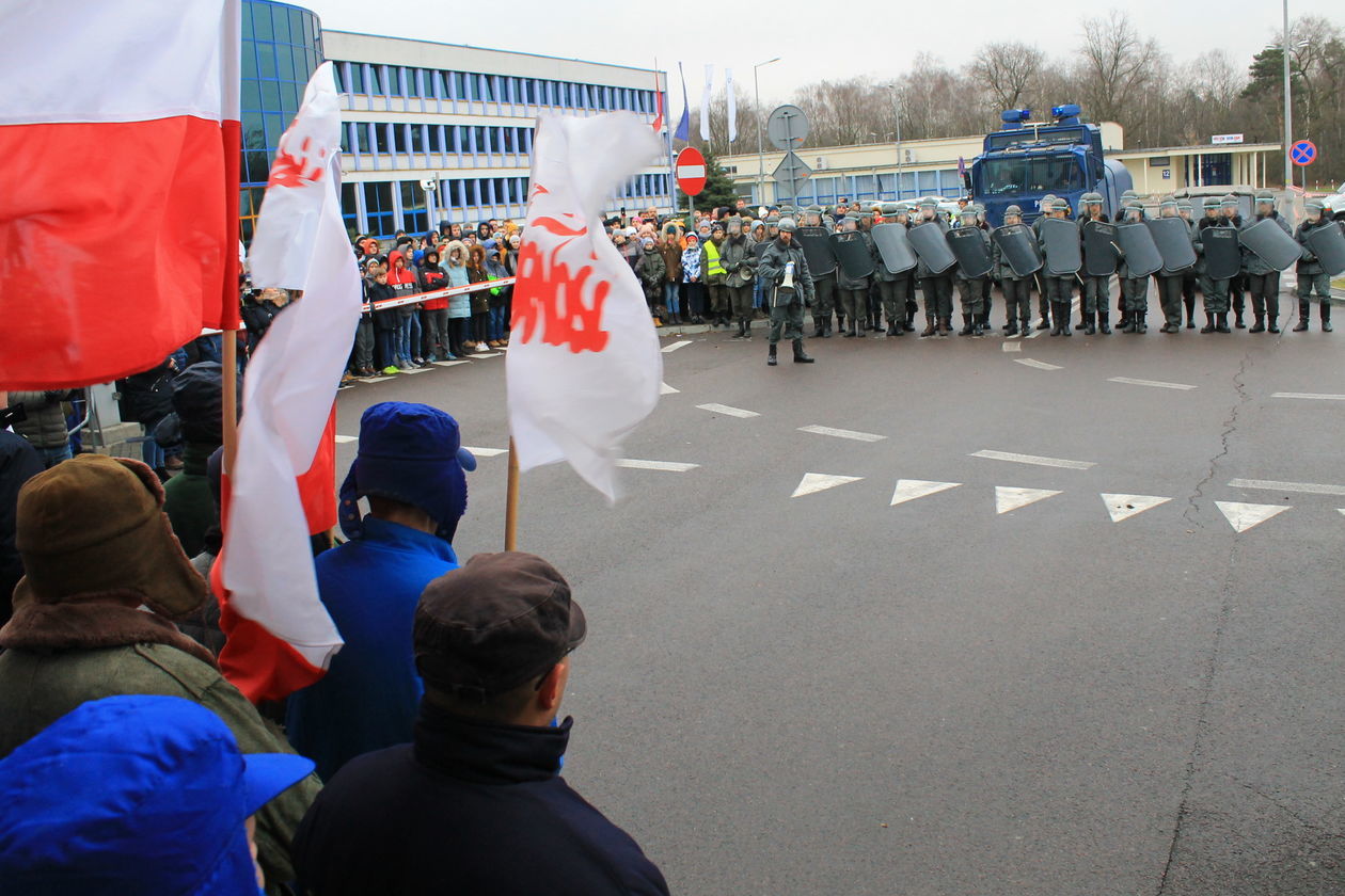  Rocznica wprowadzenia stanu wojennego. Rekonstrukcja w Puławach (zdjęcie 1) - Autor: Radosław Szczęch