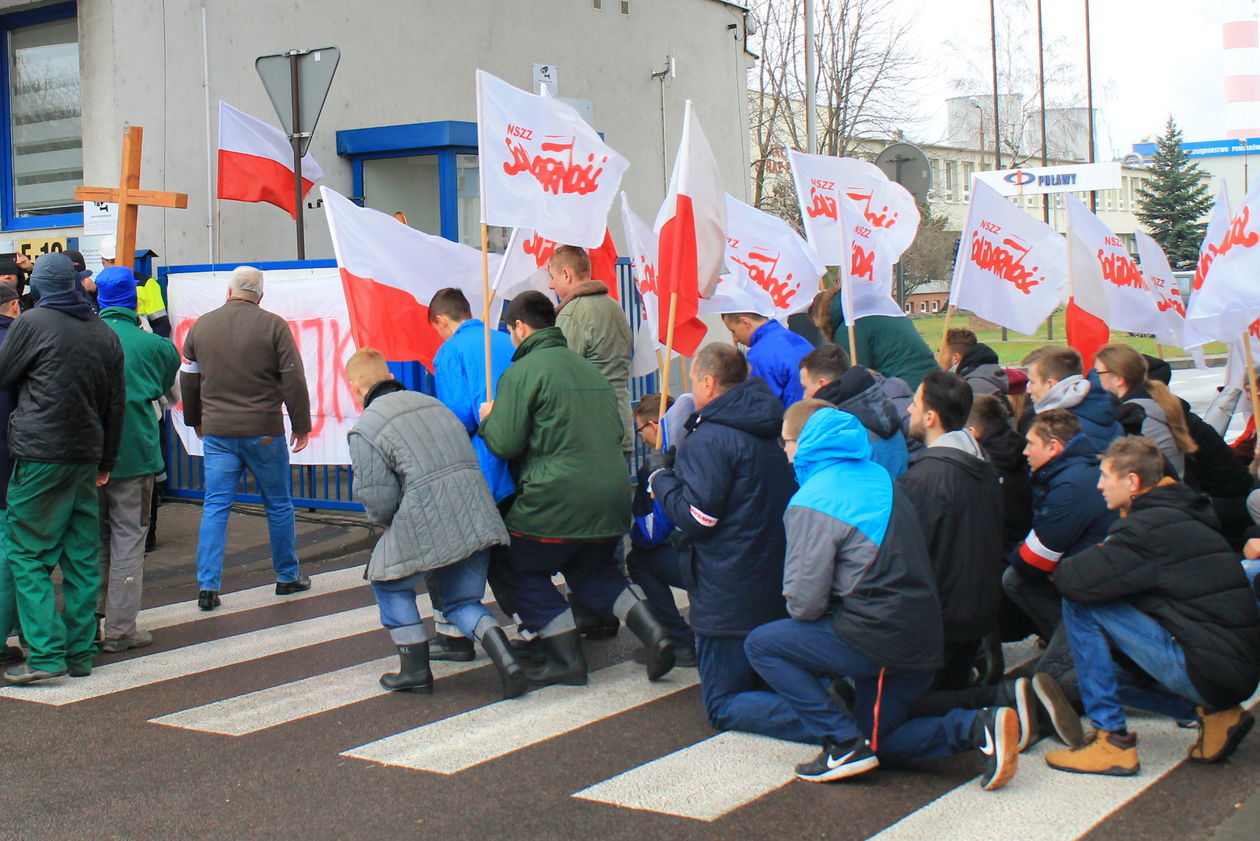  Rocznica wprowadzenia stanu wojennego. Rekonstrukcja w Puławach (zdjęcie 1) - Autor: Radosław Szczęch