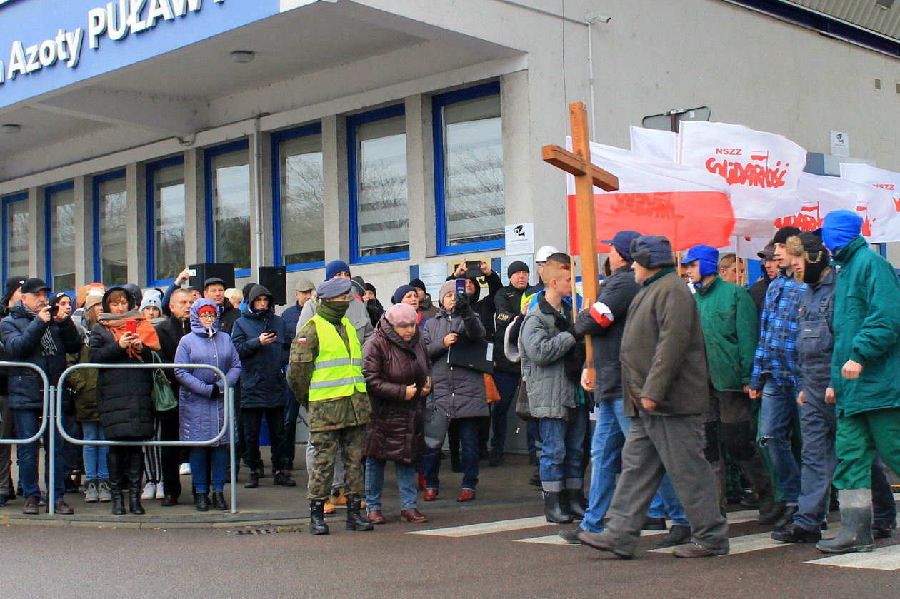  Rocznica wprowadzenia stanu wojennego. Rekonstrukcja w Puławach (zdjęcie 1) - Autor: Radosław Szczęch