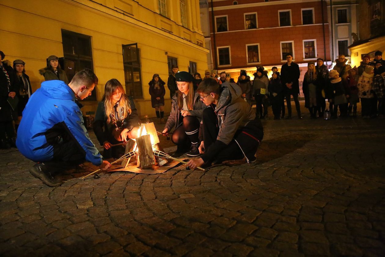  Przekazanie Betlejemskiego Światełka Pokoju mieszkańcom Lublina (zdjęcie 1) - Autor: Piotr Michalski