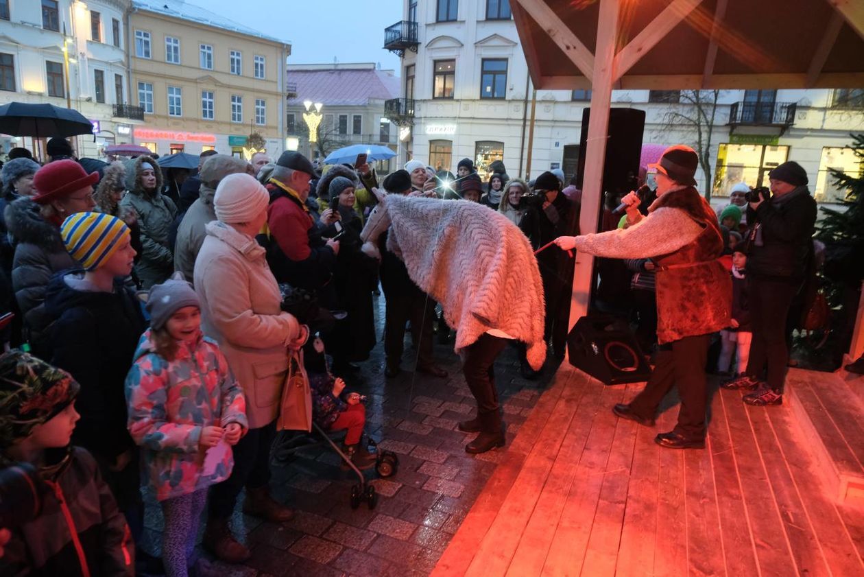  Kolędowanie w szopce i korowód kolędników (zdjęcie 1) - Autor: Maciej Kaczanowski