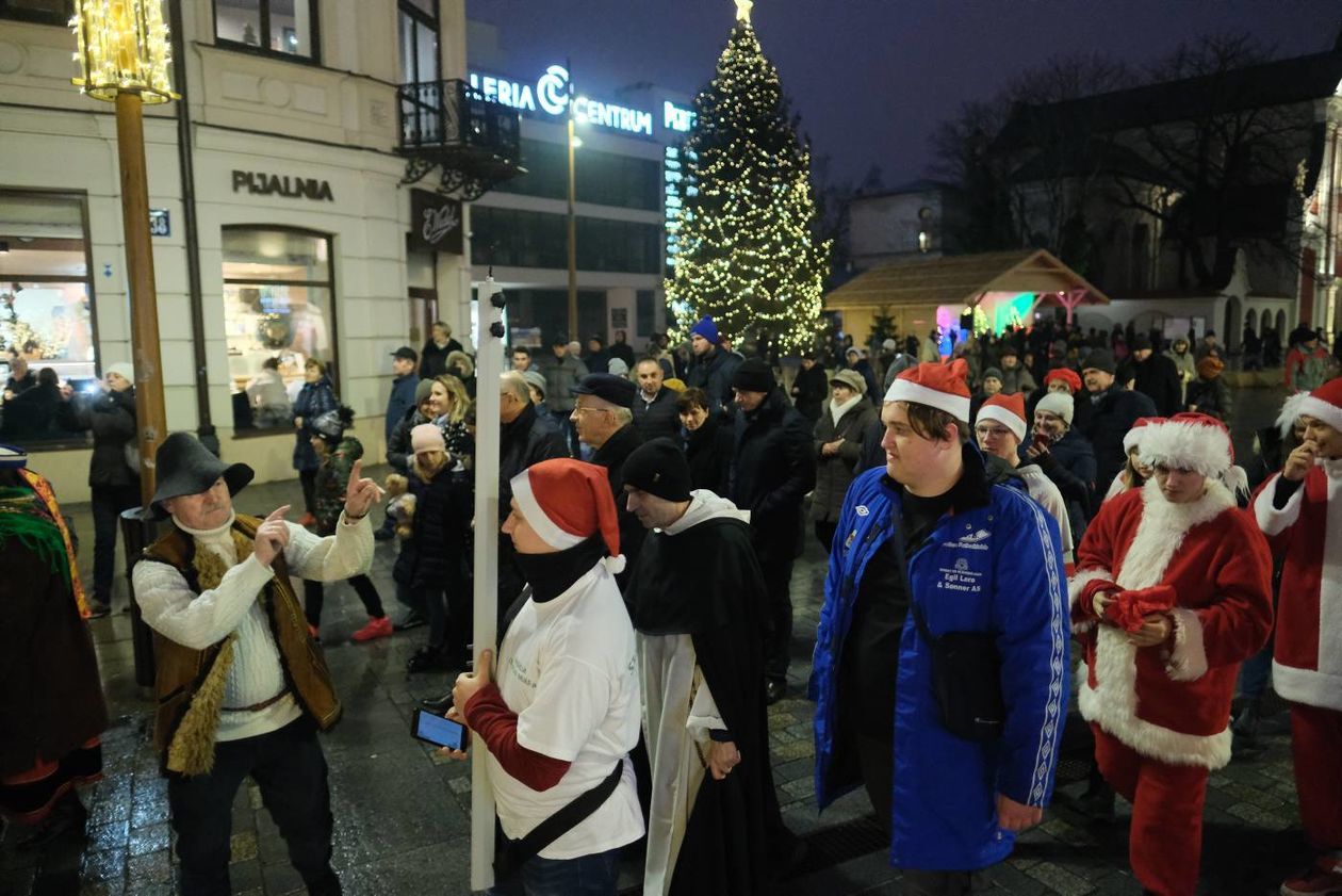  Kolędowanie w szopce i korowód kolędników (zdjęcie 1) - Autor: Maciej Kaczanowski