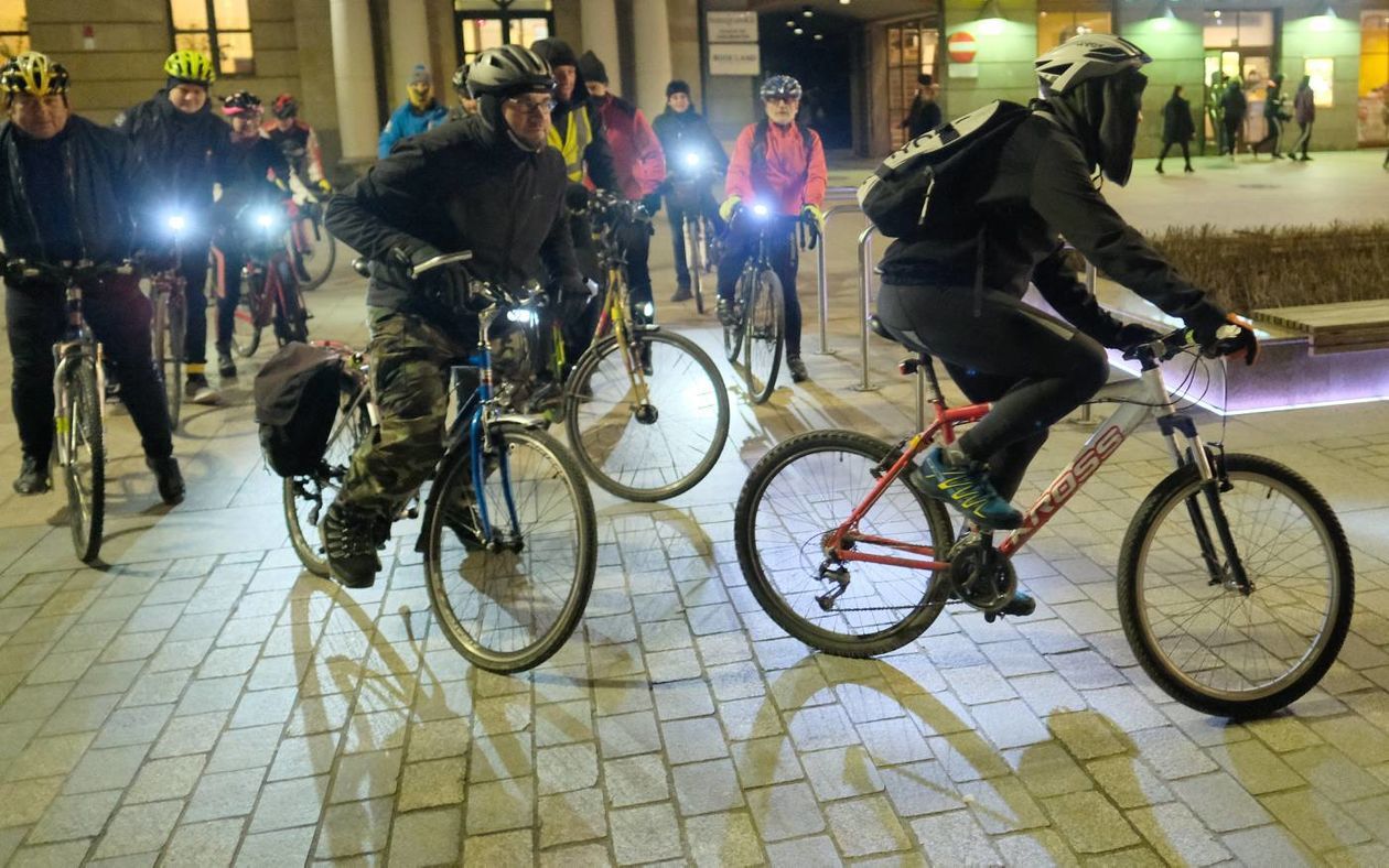  Świąteczna Lubelska Masa Krytyczna: rowerzyści wyruszyli z placu Litewskiego  (zdjęcie 1) - Autor: Maciej Kaczanowski