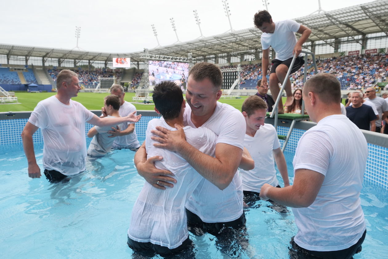  <p>10 08 2019 LUBLIN ULICA STADIONOWA STADION ARENA LUBLIN KONGRES SWIADKOW JEHOWY 2019 - CHRZEST&nbsp;</p>