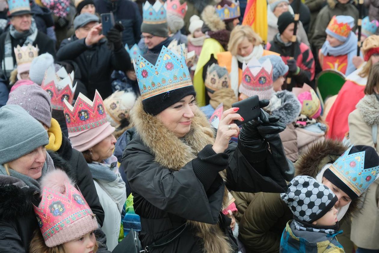  Tradycyjny Orszak Trzech Króli wyruszył dzisiaj w południe z placu Zamkowego w Lublinie (zdjęcie 1) - Autor: Maciej Kaczanowski