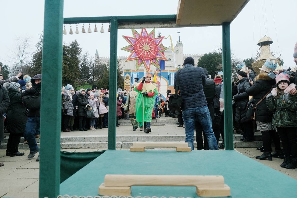  Tradycyjny Orszak Trzech Króli wyruszył dzisiaj w południe z placu Zamkowego w Lublinie (zdjęcie 1) - Autor: Maciej Kaczanowski