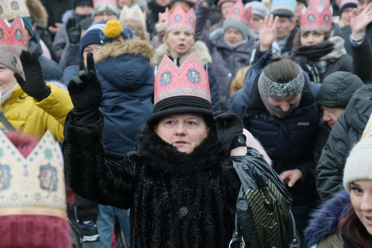  Tradycyjny Orszak Trzech Króli wyruszył dzisiaj w południe z placu Zamkowego w Lublinie (zdjęcie 1) - Autor: Maciej Kaczanowski