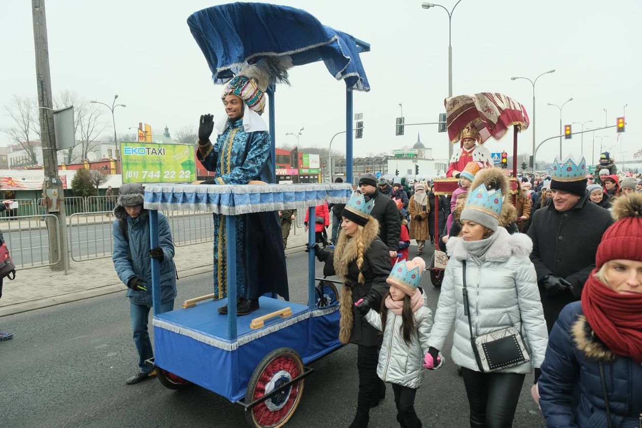  Tradycyjny Orszak Trzech Króli wyruszył dzisiaj w południe z placu Zamkowego w Lublinie (zdjęcie 1) - Autor: Maciej Kaczanowski