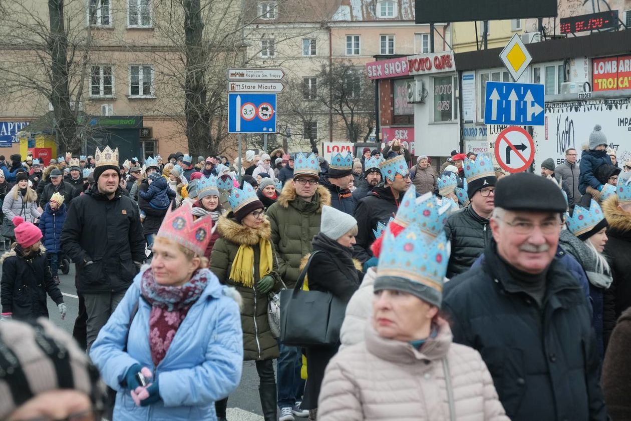  Tradycyjny Orszak Trzech Króli wyruszył dzisiaj w południe z placu Zamkowego w Lublinie (zdjęcie 1) - Autor: Maciej Kaczanowski