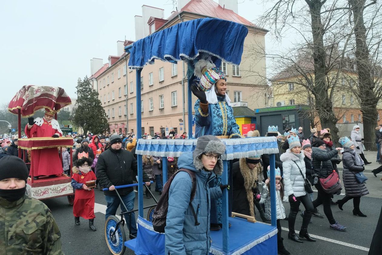  Tradycyjny Orszak Trzech Króli wyruszył dzisiaj w południe z placu Zamkowego w Lublinie (zdjęcie 1) - Autor: Maciej Kaczanowski