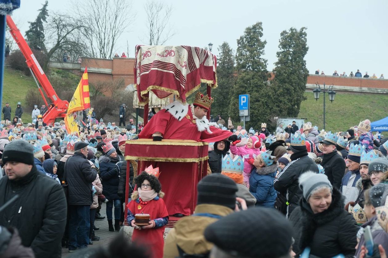  Tradycyjny Orszak Trzech Króli wyruszył dzisiaj w południe z placu Zamkowego w Lublinie (zdjęcie 1) - Autor: Maciej Kaczanowski