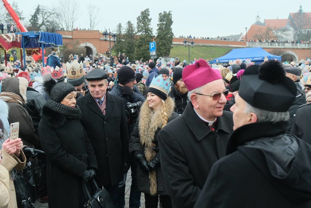  Tradycyjny Orszak Trzech Króli wyruszył dzisiaj w południe z placu Zamkowego w Lublinie (zdjęcie 1) - Autor: Maciej Kaczanowski