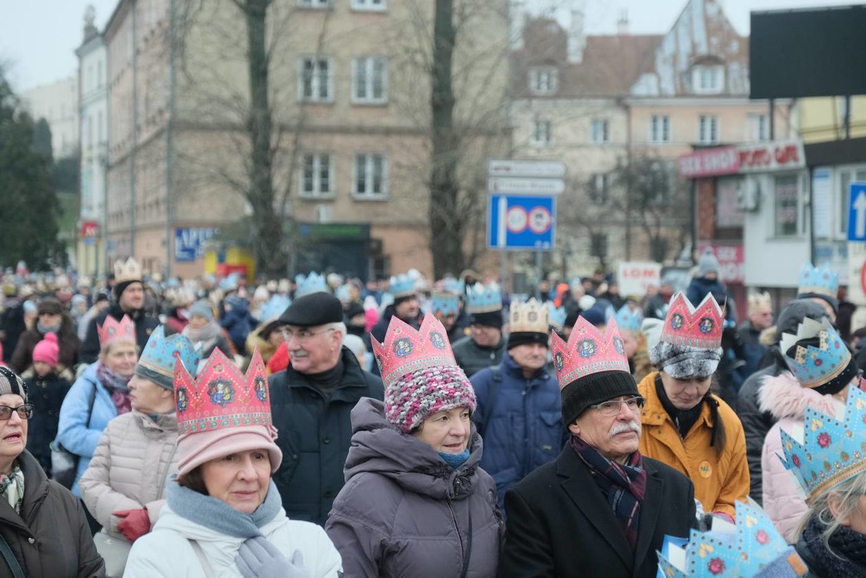  Tradycyjny Orszak Trzech Króli wyruszył dzisiaj w południe z placu Zamkowego w Lublinie (zdjęcie 1) - Autor: Maciej Kaczanowski