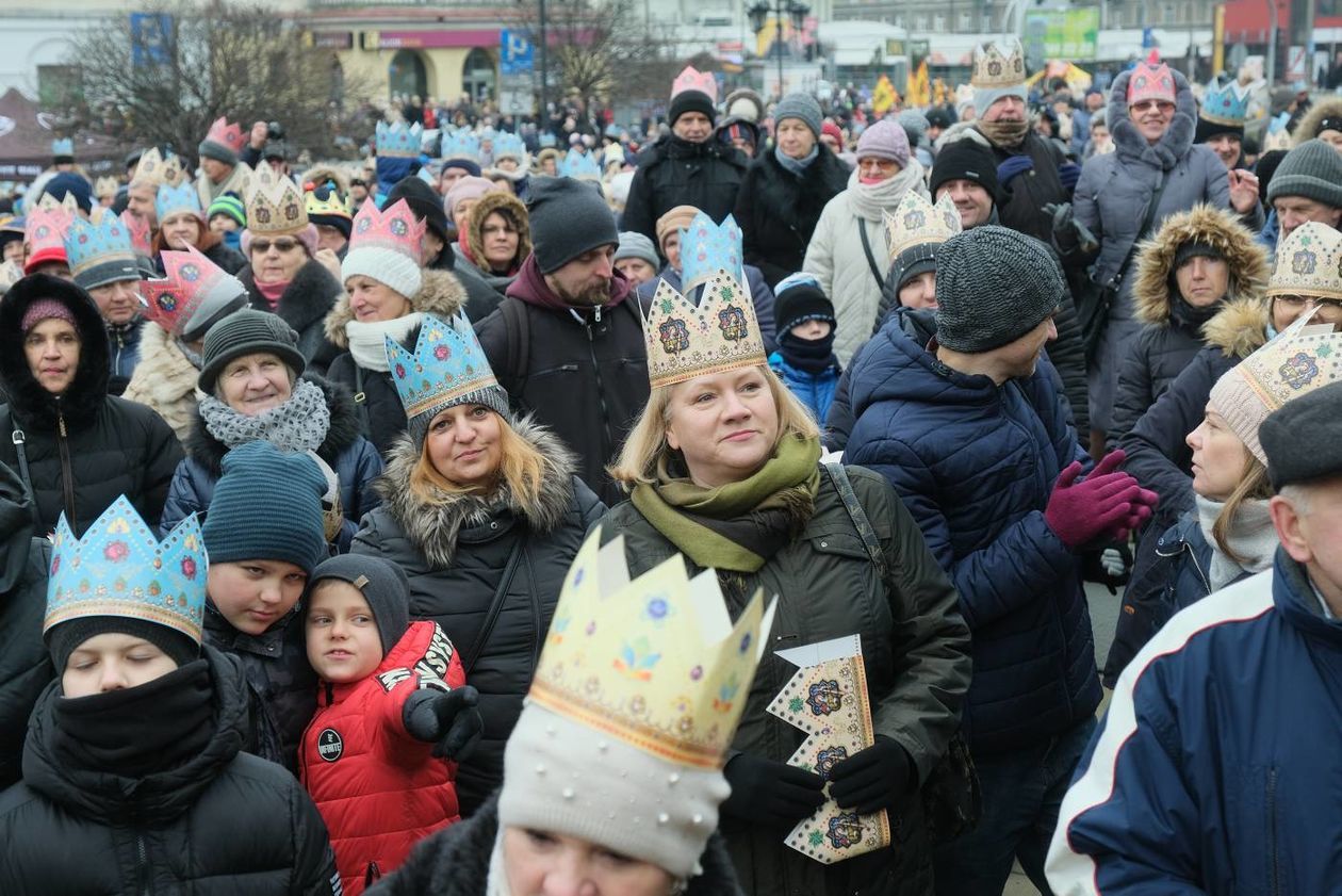  Tradycyjny Orszak Trzech Króli wyruszył dzisiaj w południe z placu Zamkowego w Lublinie (zdjęcie 1) - Autor: Maciej Kaczanowski