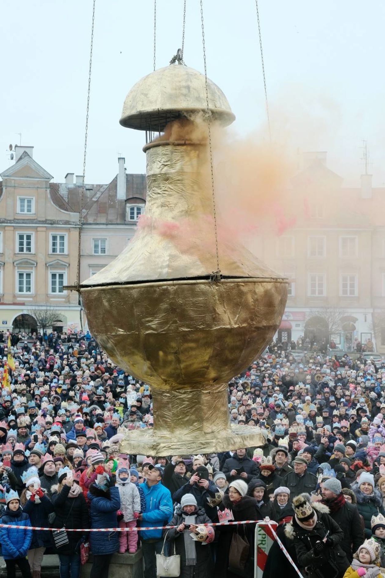  Tradycyjny Orszak Trzech Króli wyruszył dzisiaj w południe z placu Zamkowego w Lublinie (zdjęcie 1) - Autor: Maciej Kaczanowski