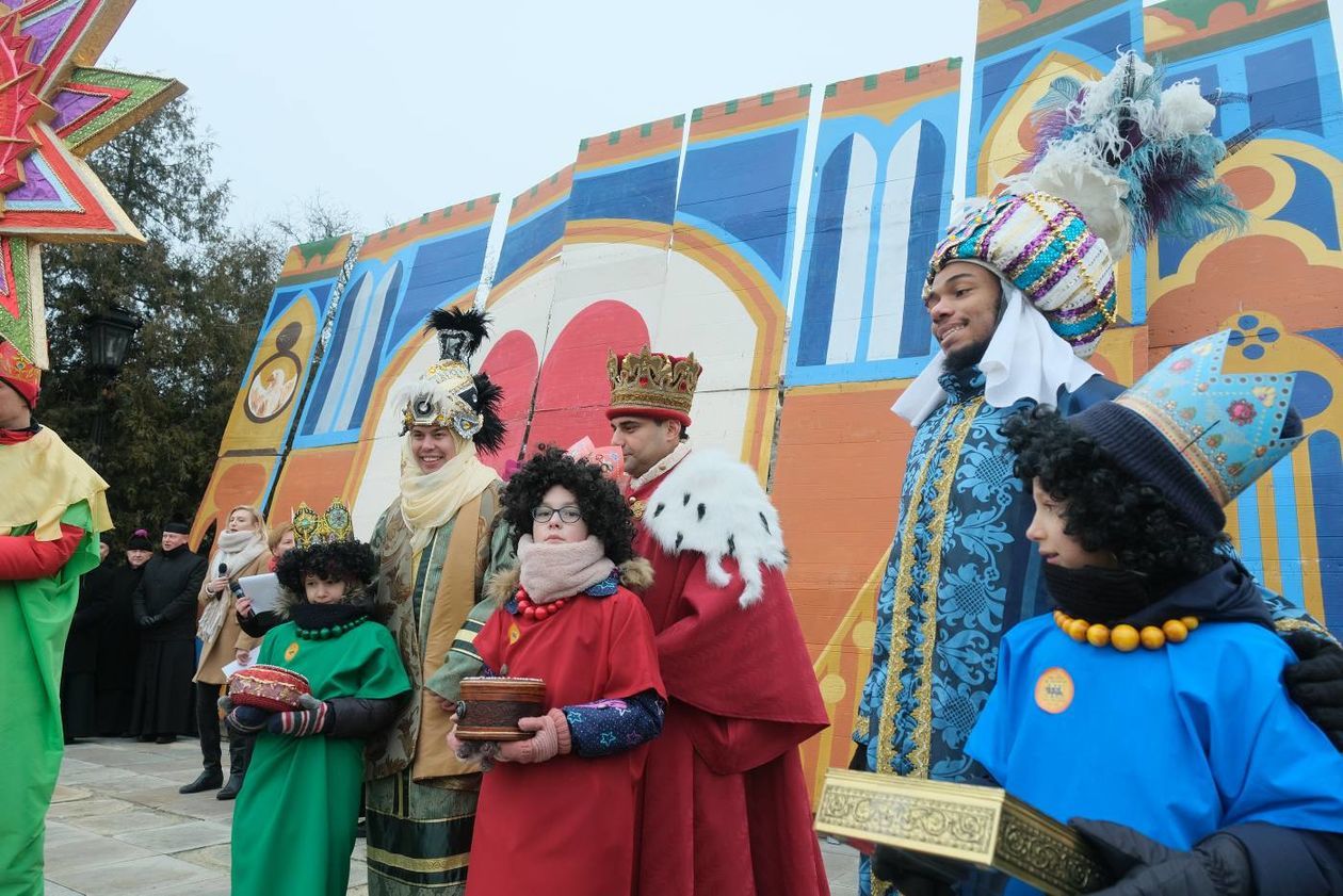 Tradycyjny Orszak Trzech Króli wyruszył dzisiaj w południe z placu Zamkowego w Lublinie (zdjęcie 1) - Autor: Maciej Kaczanowski