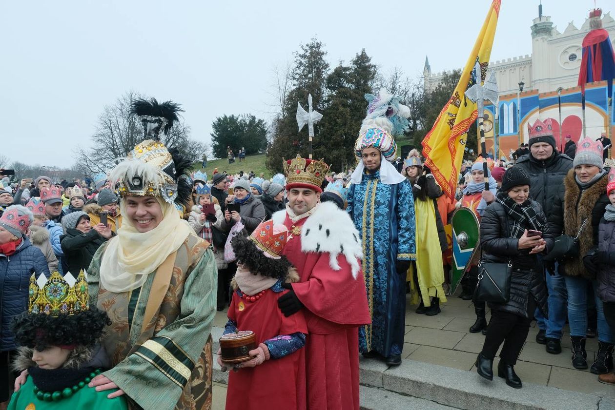  Tradycyjny Orszak Trzech Króli wyruszył dzisiaj w południe z placu Zamkowego w Lublinie (zdjęcie 1) - Autor: Maciej Kaczanowski