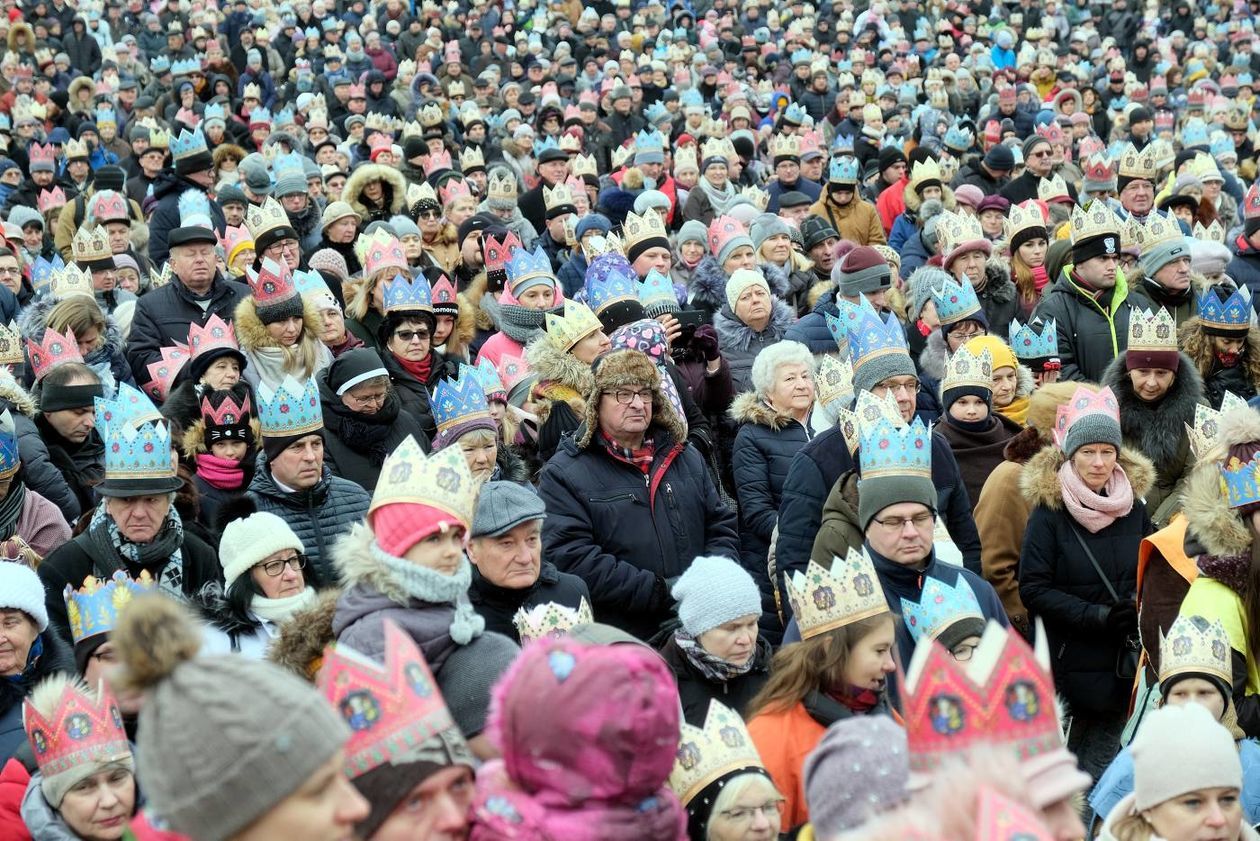  Tradycyjny Orszak Trzech Króli wyruszył dzisiaj w południe z placu Zamkowego w Lublinie (zdjęcie 1) - Autor: Maciej Kaczanowski