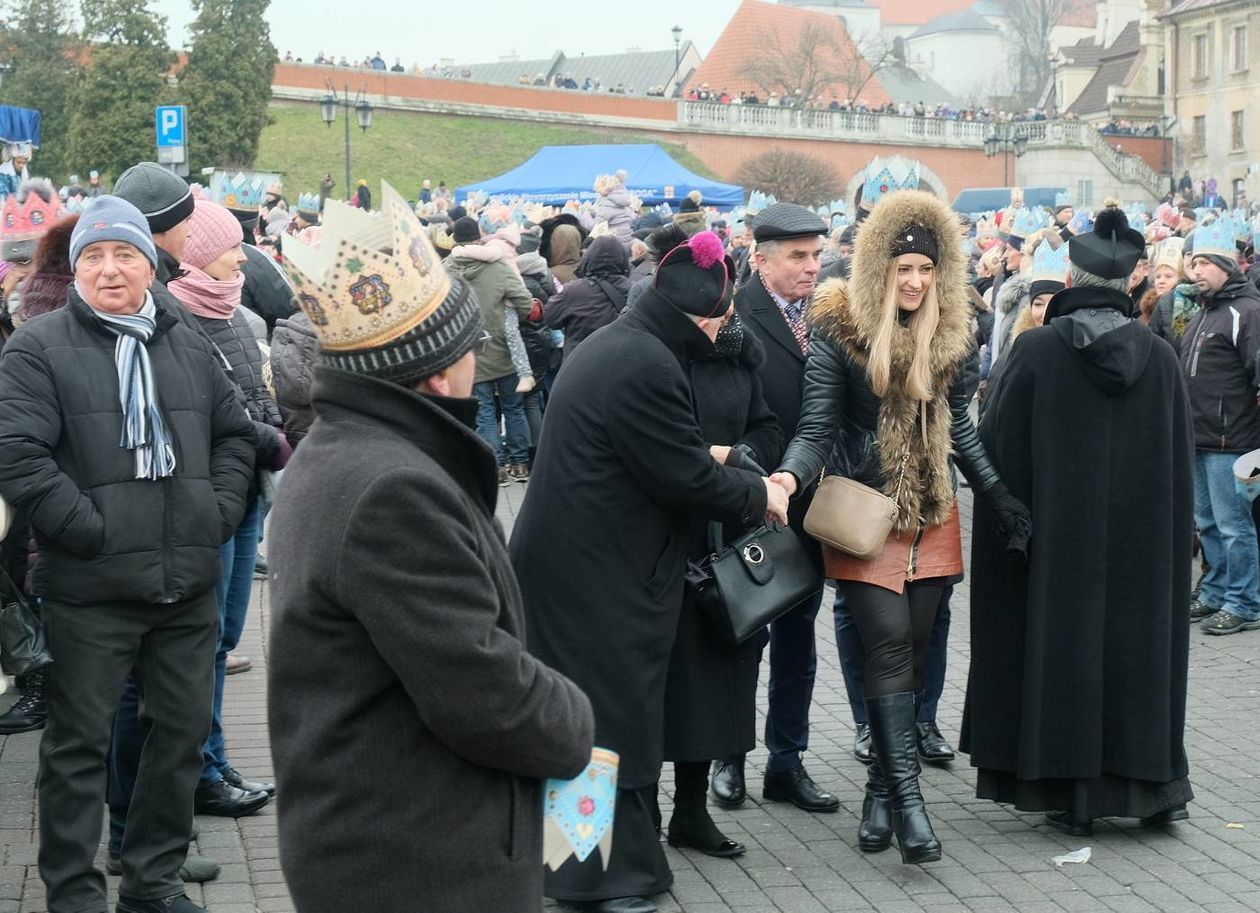  Tradycyjny Orszak Trzech Króli wyruszył dzisiaj w południe z placu Zamkowego w Lublinie (zdjęcie 1) - Autor: Maciej Kaczanowski